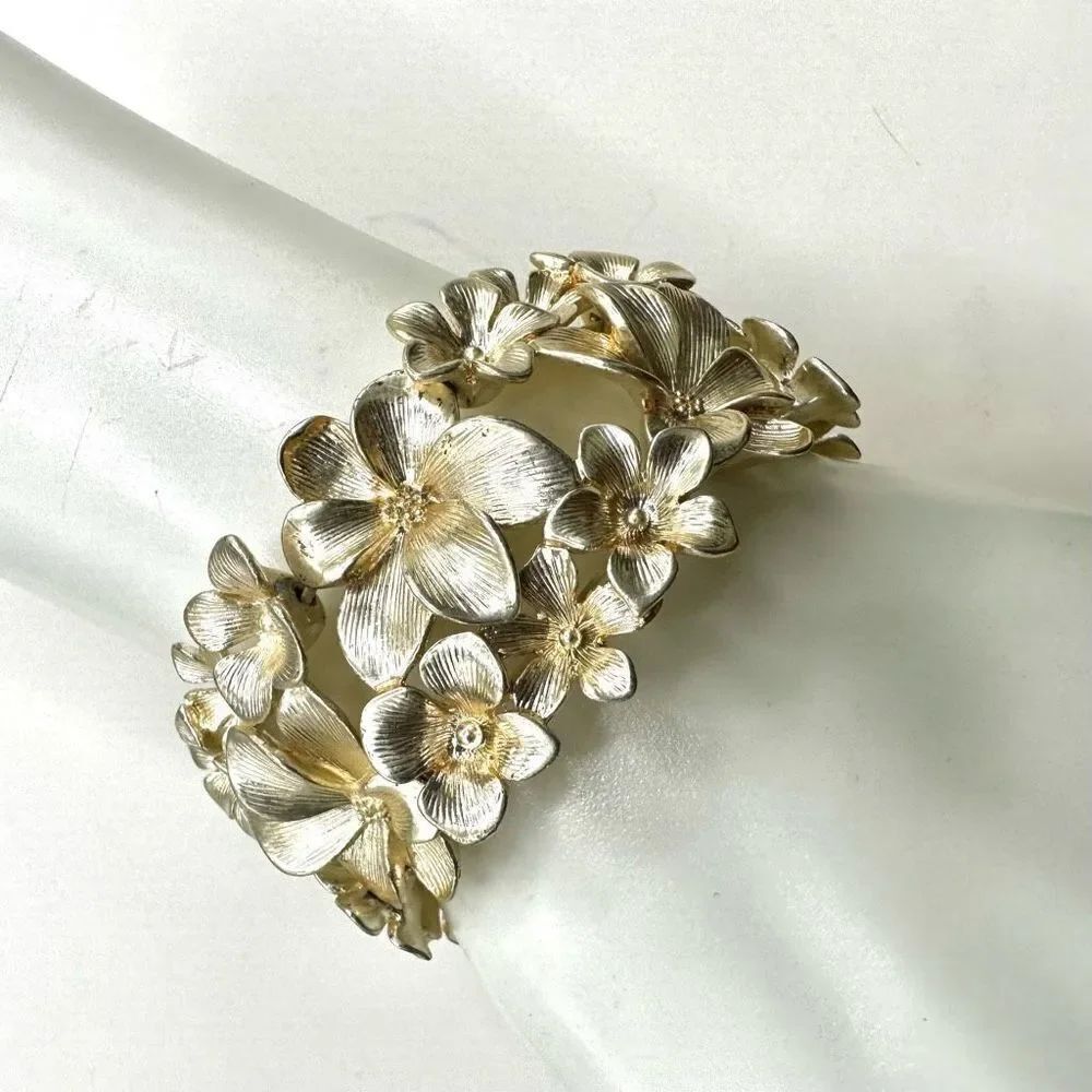 Gold tone floral stretchy bracelet